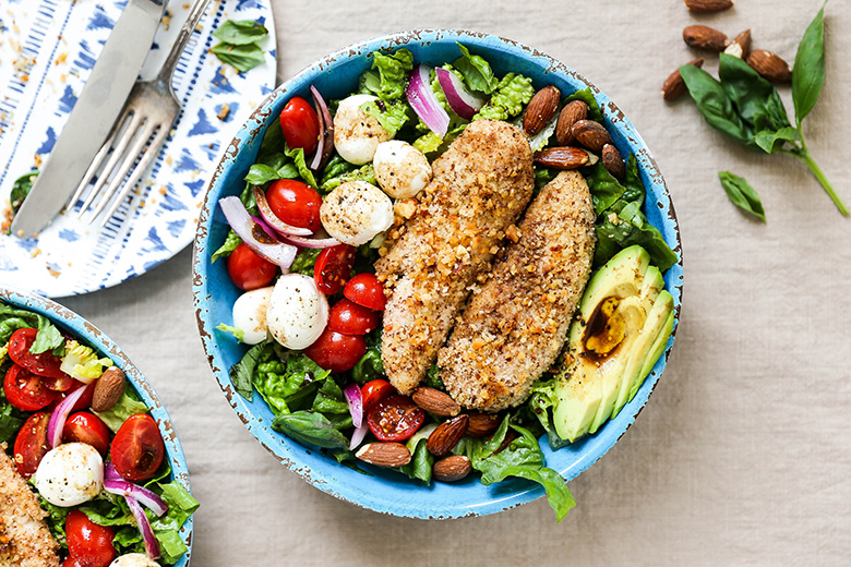 Almond-Crusted Chicken Caprese Salad | www.floatingkitchen.net