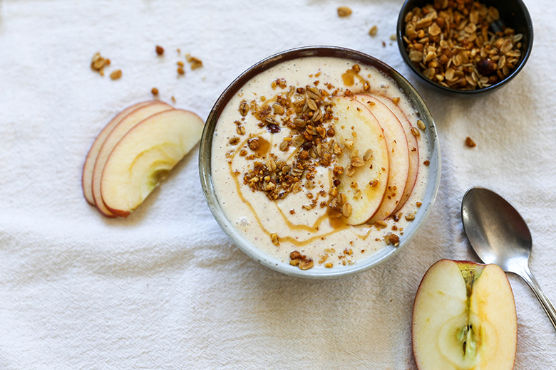 Apple Crisp Smoothie Bowls | www.floatingkitchen.net