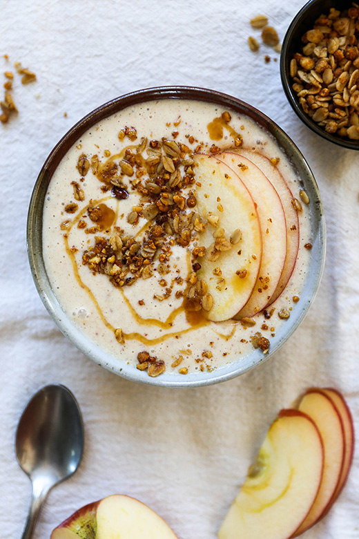 Apple Crisp Smoothie Bowls | www.floatingkitchen.net