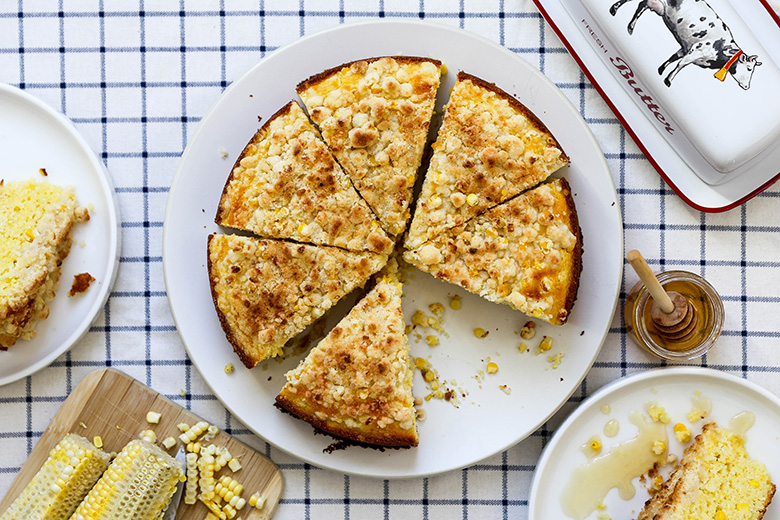 Cornbread with Fresh Corn and Crumble Topping | www.floatingkitchen.net