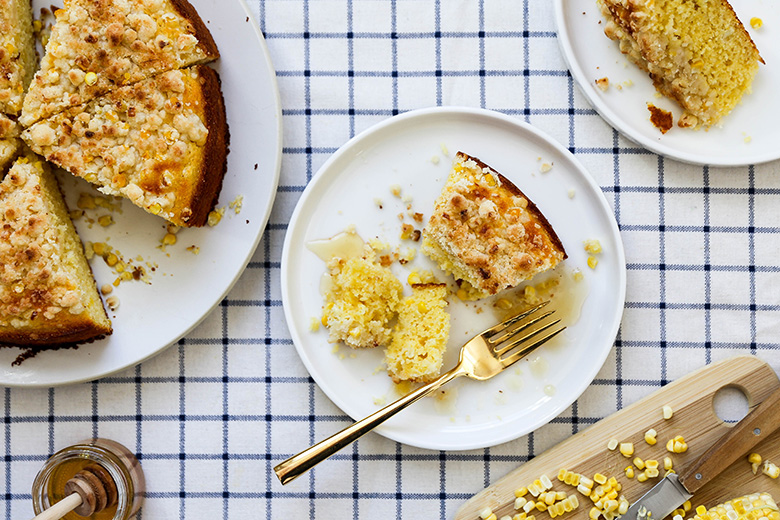 Cornbread with Fresh Corn and Crumble Topping | www.floatingkitchen.net