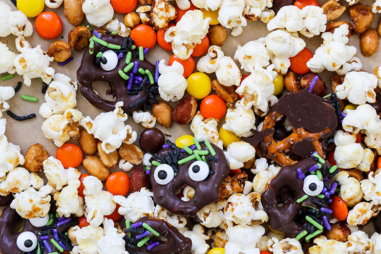 Halloween Popcorn Snack Mix with Monster Pretzels | www.floatingkitchen.net