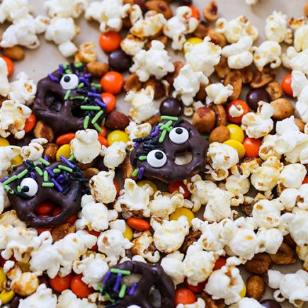 Halloween Popcorn Snack Mix with Monster Pretzels | www.floatingkitchen.net