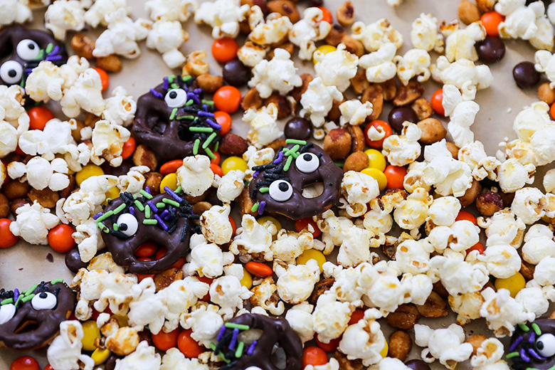 Halloween Popcorn Snack Mix with Monster Pretzels | www.floatingkitchen.net