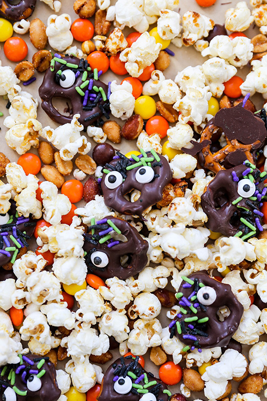 Halloween Popcorn Snack Mix with Monster Pretzels | www.floatingkitchen.net