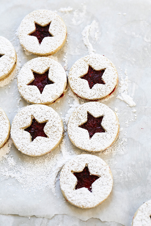 Hazelnut Linzer Cookies with Vanilla-Cranberry Jam | www.floatingkitchen.net