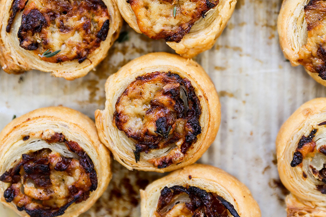 French Onion Puff Pastry Pinwheels | www.floatingkitchen.net