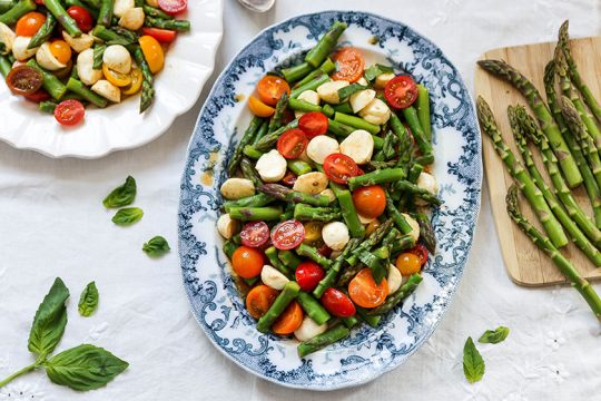 Asparagus Caprese Salad | www.floatingkitchen.net