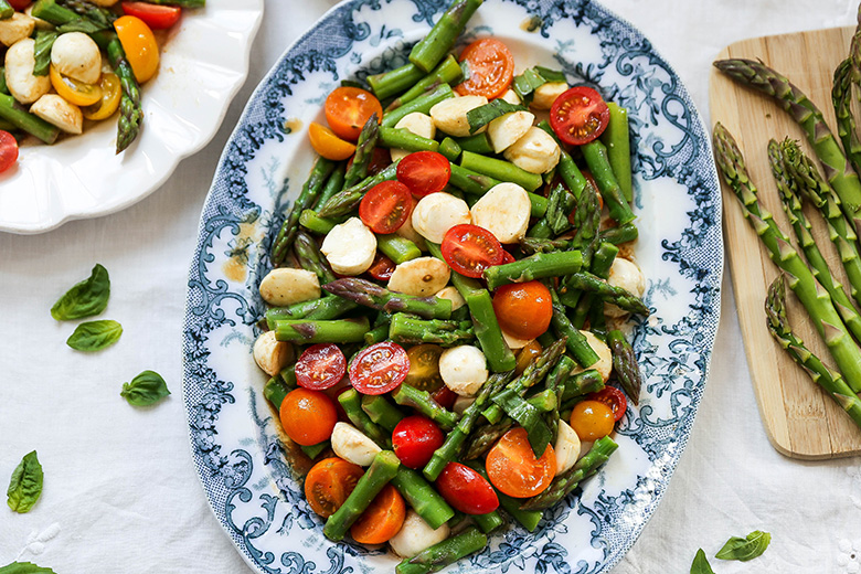 Asparagus Caprese Salad | www.floatingkitchen.net