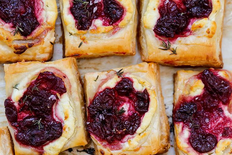 Goat Cheese and Cranberry Puff Pastry Bites | www.floatingkitchen.net