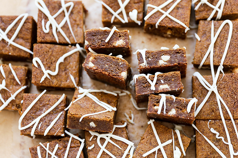 Gingerbread Blondies with White Chocolate | www.floatingkitchen.net