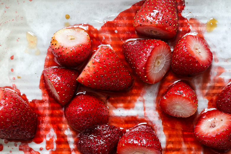 Roasted Strawberry Smoothie Bowls | www.floatingkitchen.net