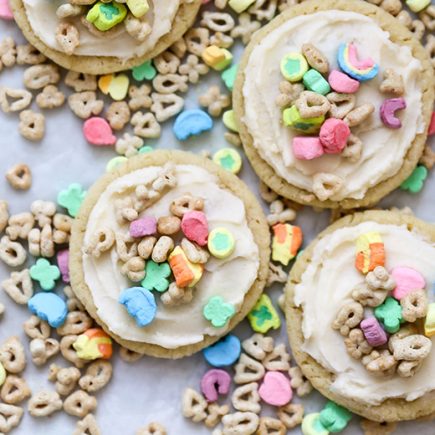 Frosted Lucky Charms Sugar Cookies | www.floatingkitchen.net